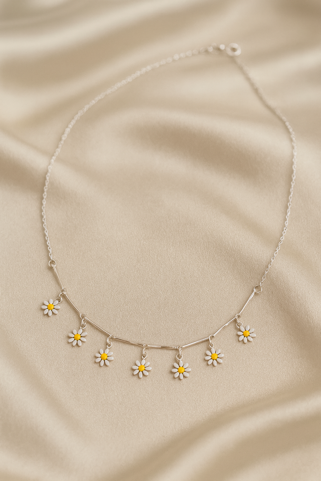 🌼 Elegant Daisy Charm Necklace