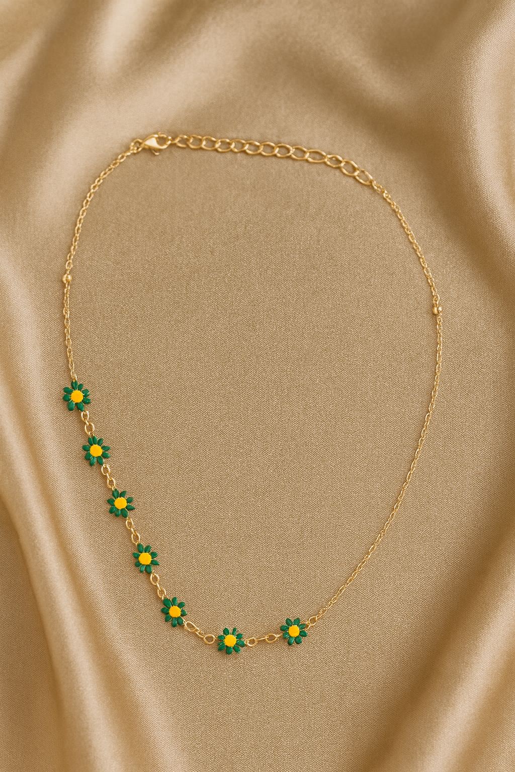 🌼 Glow of Nature Green Daisy Necklace